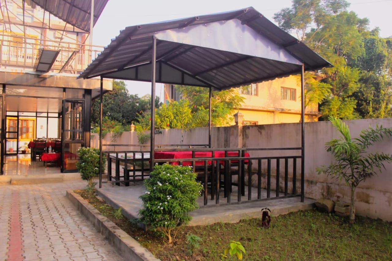Hotel Flycatcher Chitwan- A Jungle Safari Home Sauraha Zewnętrze zdjęcie