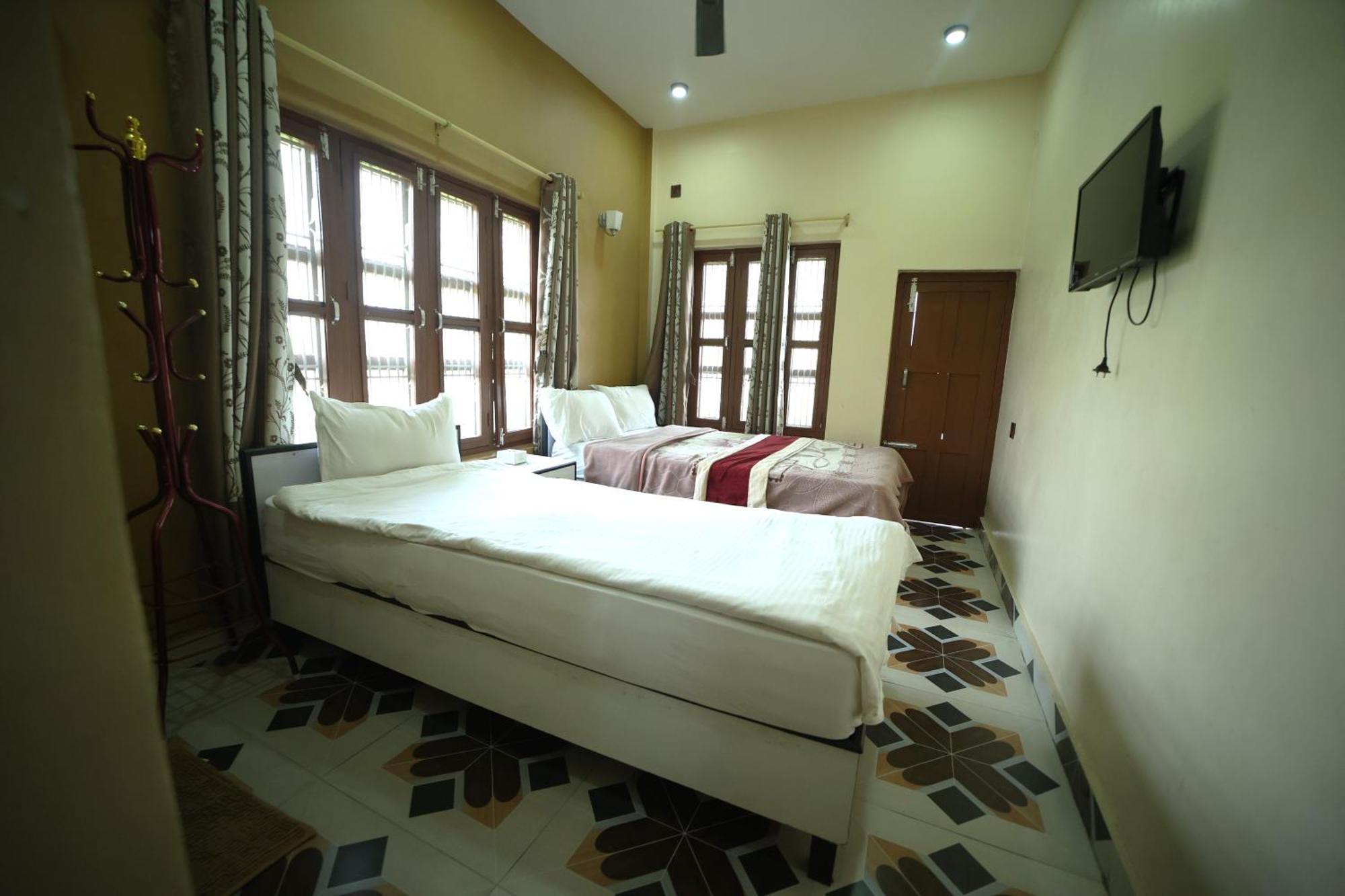 Hotel Flycatcher Chitwan- A Jungle Safari Home Sauraha Zewnętrze zdjęcie