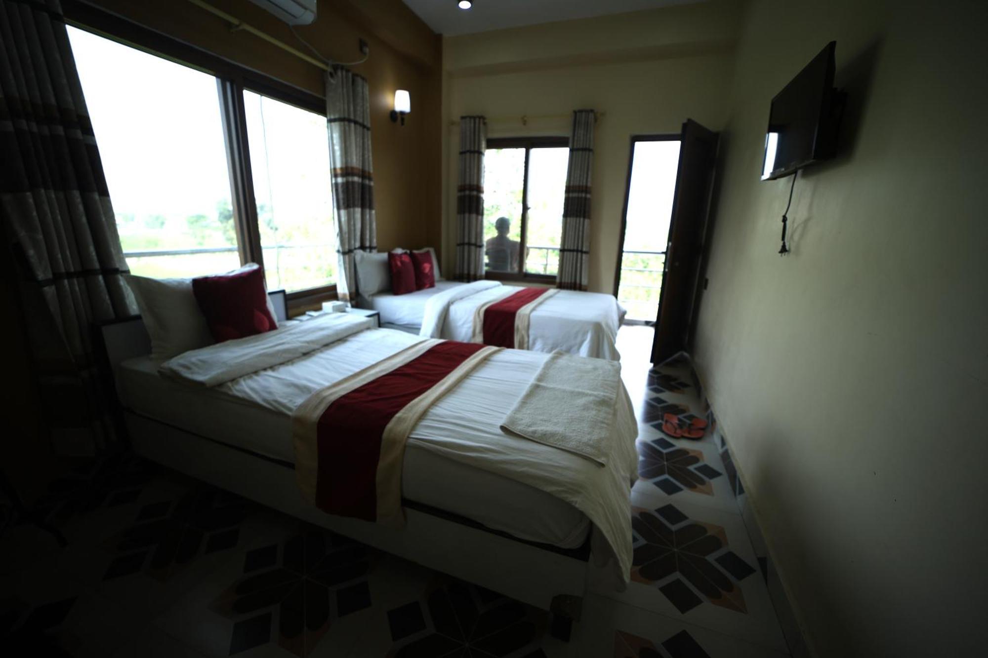 Hotel Flycatcher Chitwan- A Jungle Safari Home Sauraha Zewnętrze zdjęcie