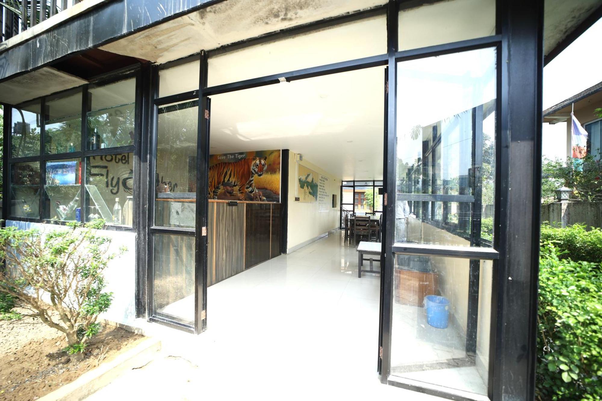 Hotel Flycatcher Chitwan- A Jungle Safari Home Sauraha Zewnętrze zdjęcie