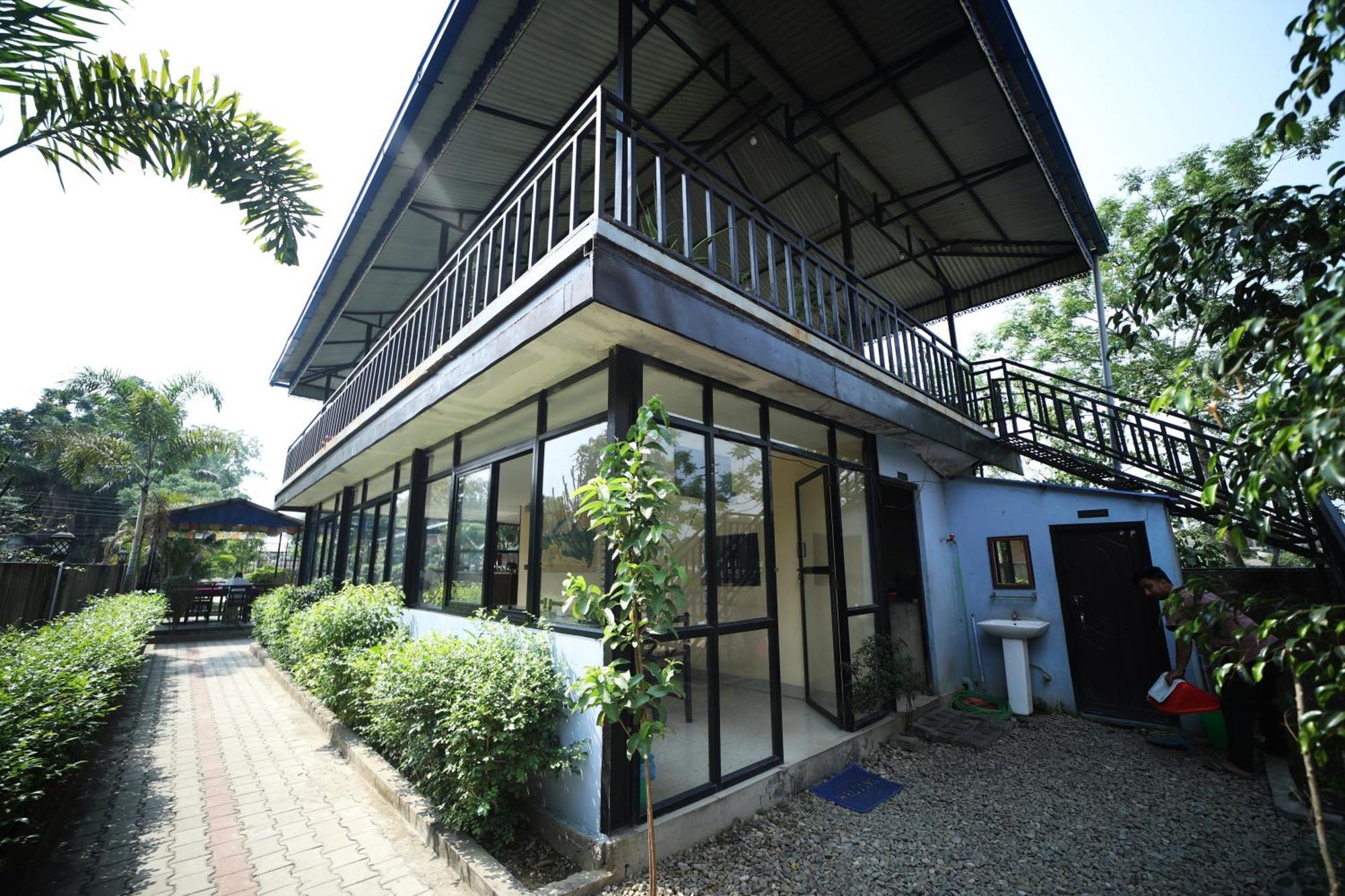 Hotel Flycatcher Chitwan- A Jungle Safari Home Sauraha Zewnętrze zdjęcie