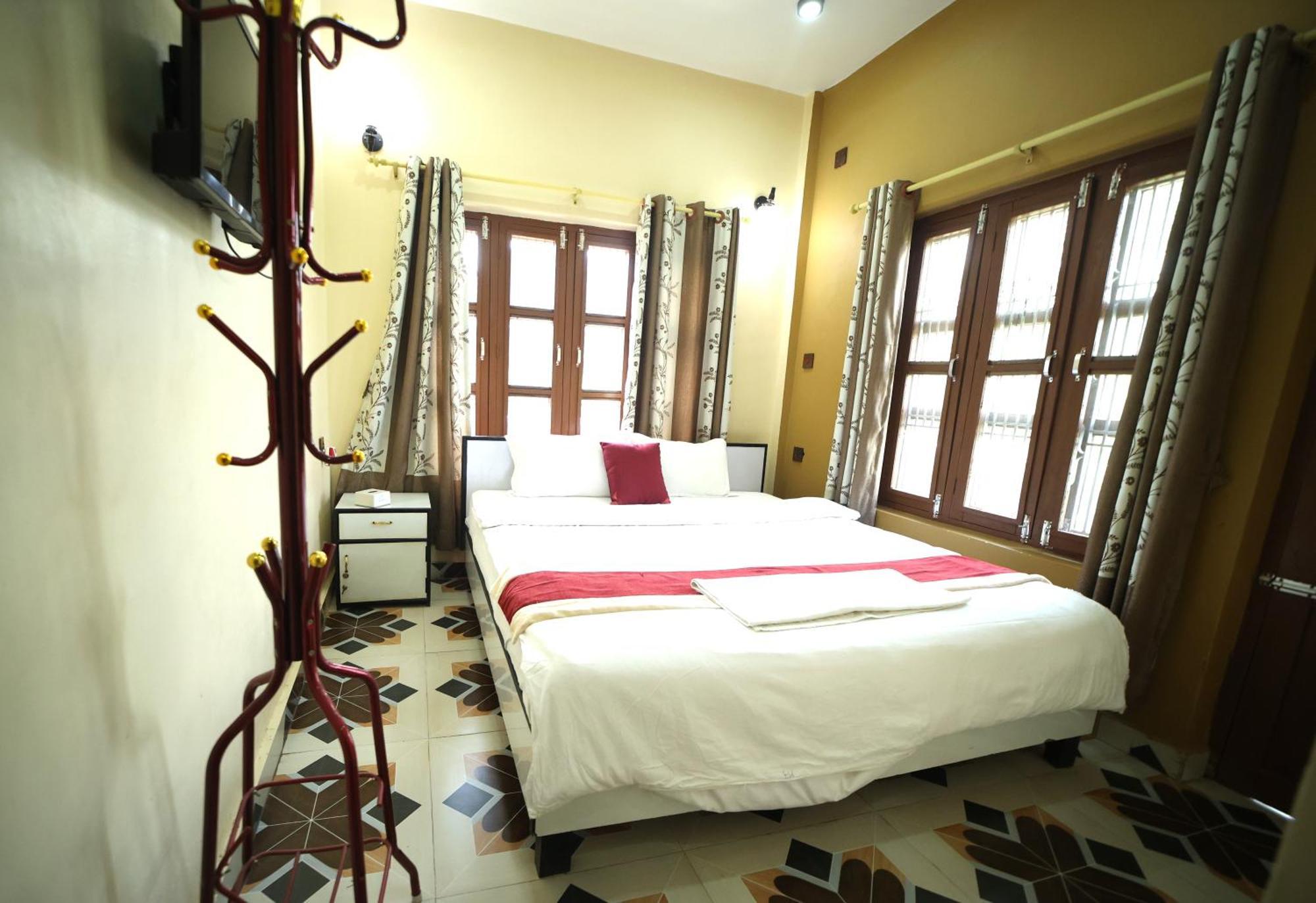 Hotel Flycatcher Chitwan- A Jungle Safari Home Sauraha Zewnętrze zdjęcie