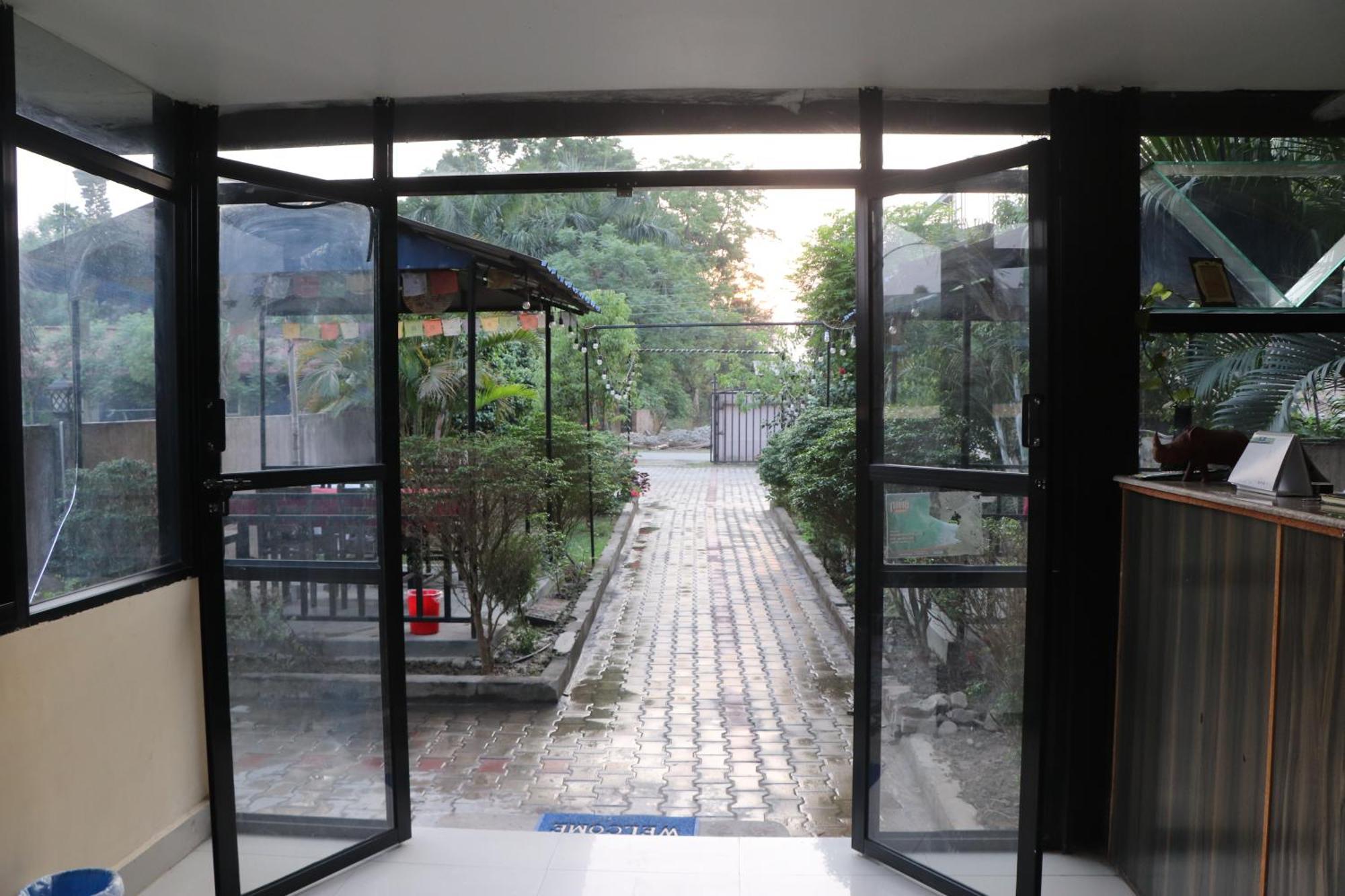 Hotel Flycatcher Chitwan- A Jungle Safari Home Sauraha Zewnętrze zdjęcie