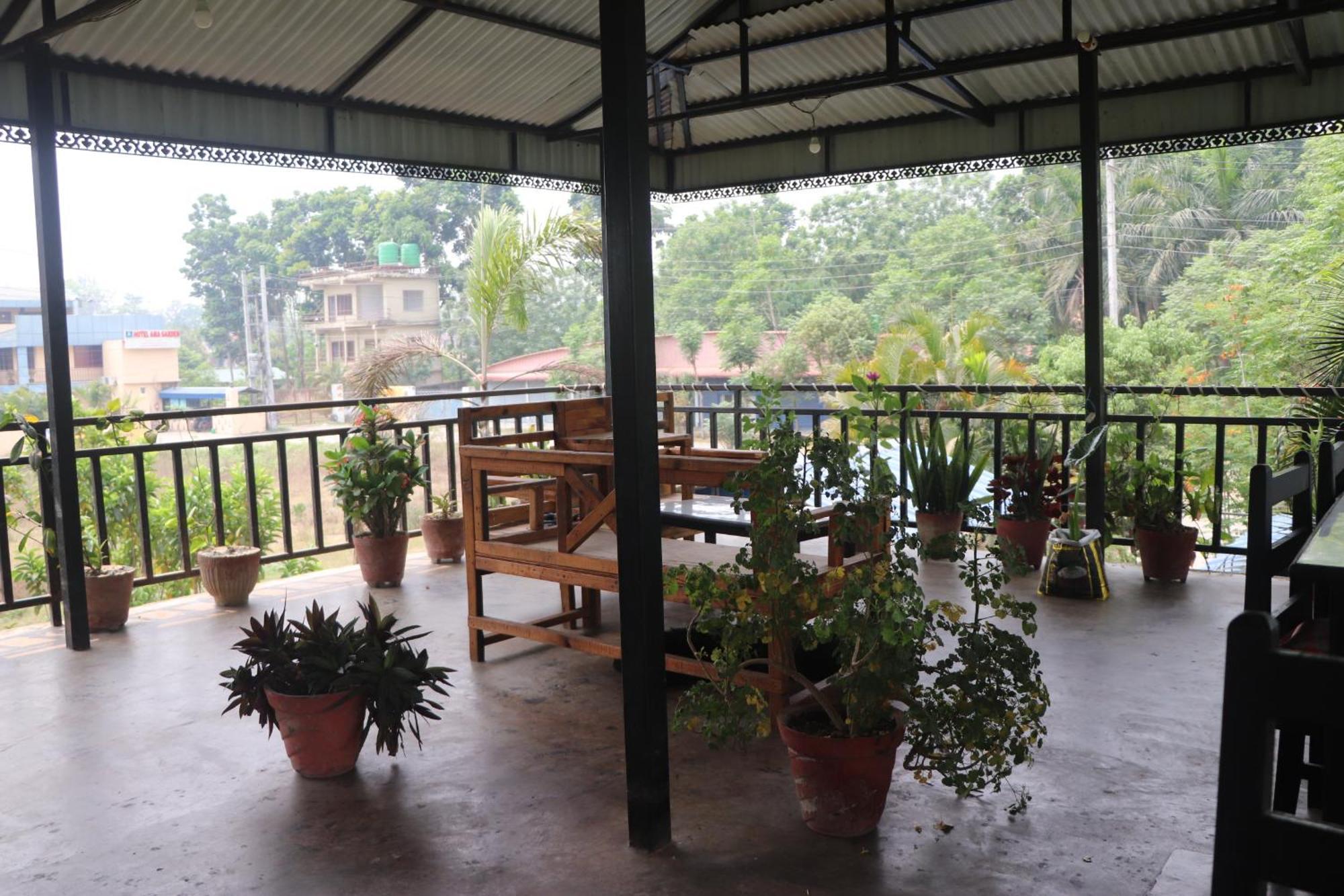 Hotel Flycatcher Chitwan- A Jungle Safari Home Sauraha Zewnętrze zdjęcie