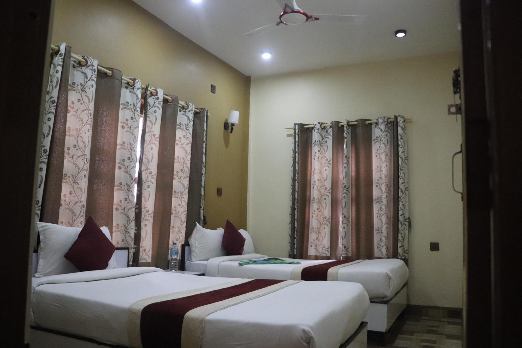 Hotel Flycatcher Chitwan- A Jungle Safari Home Sauraha Zewnętrze zdjęcie